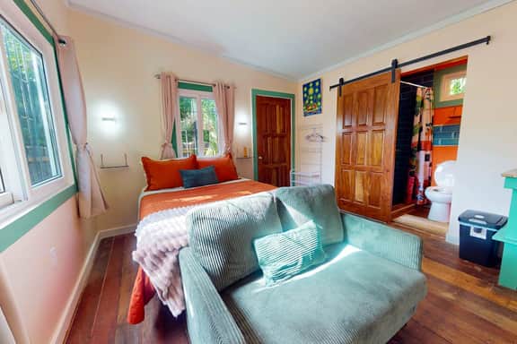 Charming retreat with spacious outdoor areas, cozy interior & near to beach - Image 5