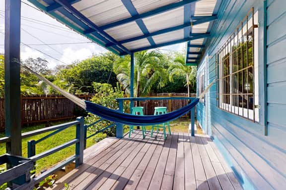 Charming retreat with spacious outdoor areas, cozy interior & near to beach - Image 2