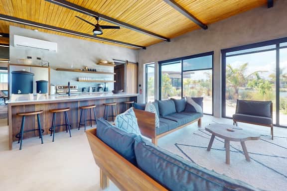 Elegant waterfront villa with private terrace, pool, beach access & 4 en-suites - Image 4