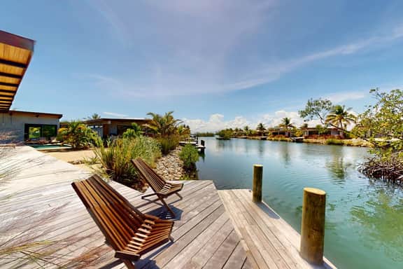 Elegant waterfront villa with private terrace, pool, beach access & 4 en-suites - Image 2