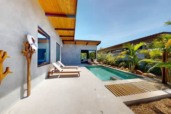 Elegant waterfront villa with private terrace, pool, beach access & 4 en-suites - Image 3