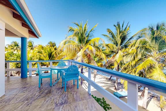 Comfortable oceanfront condo with a shared pool, ocean views & free WiFi - Image 3