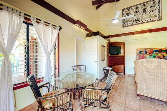 Comfortable oceanfront condo with a shared pool, ocean views & free WiFi - Image 5