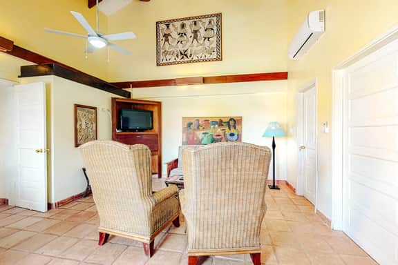 Comfortable oceanfront condo with a shared pool, ocean views & free WiFi - Image 4