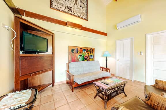 Comfortable oceanfront condo with a shared pool, ocean views & free WiFi - Image 2
