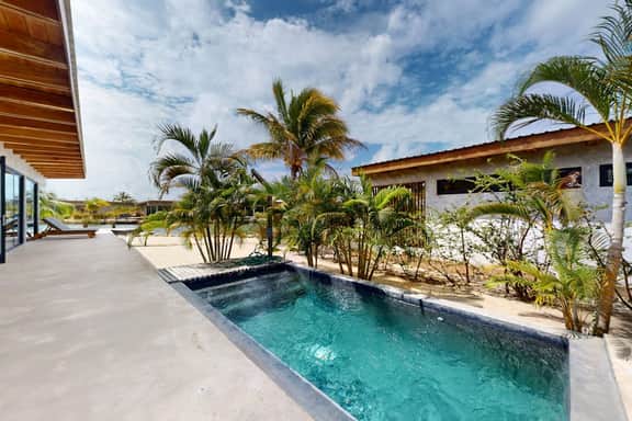 Tranquil bay-view villa with private plunge pool, open layout & breezy deck - Image 2