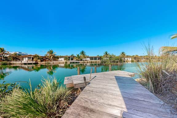Luxury villa in gated community with tropical garden, pool & pet friendly - Image 3