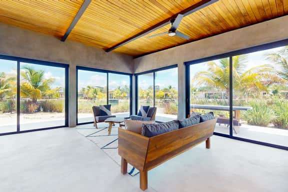 Spacious waterfront villa with private plunge pool, deck & full kitchen - Image 4