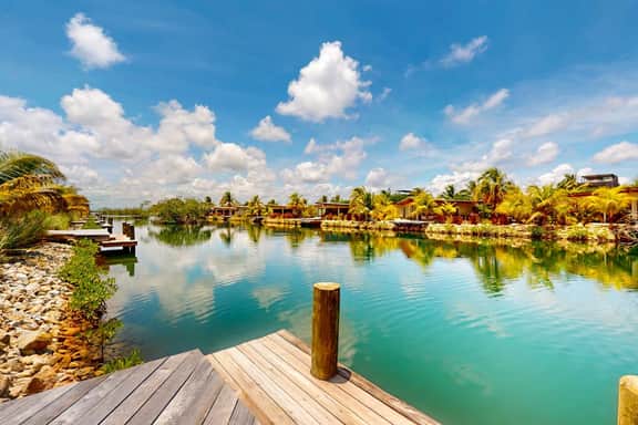 Spacious waterfront villa with private plunge pool, deck & full kitchen - Image 3