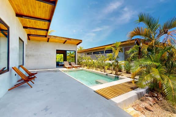 Spacious waterfront villa with private plunge pool, deck & full kitchen - Image 2