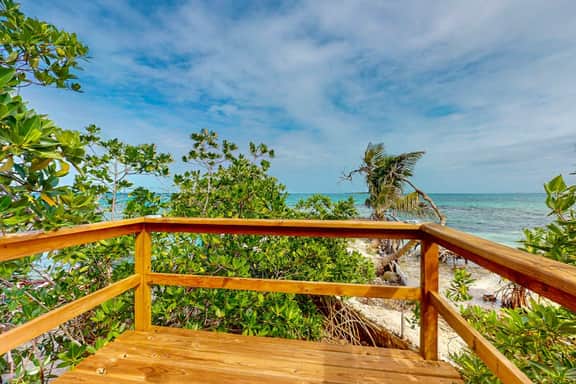 Beachfront cabin with private deck, ocean views & family-friendly vibe - Image 3