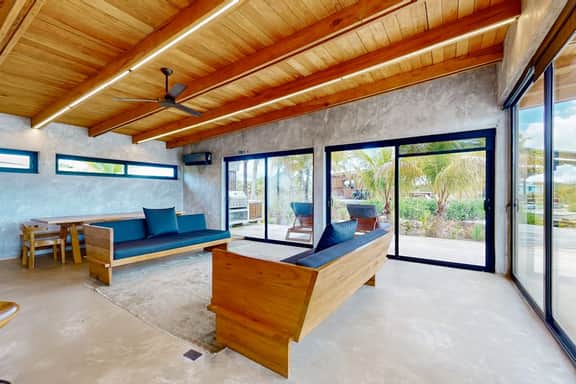 Tranquil canal-view villa with WiFi, dog-friendly space & open layout - Image 4