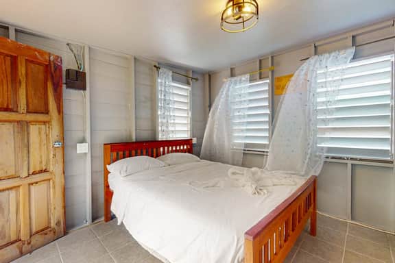 Oceanfront cabin w overwater kitchenette, sea views & private deck - Image 2