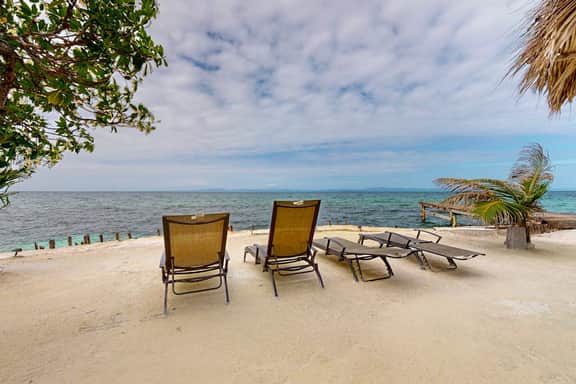 Overwater cabin with oceanfront deck, island kitchen & sea breeze views - Image 4