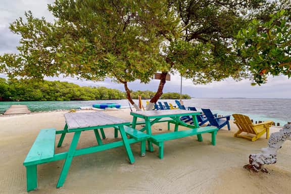 Overwater cabin with oceanfront deck, island kitchen & sea breeze views - Image 5