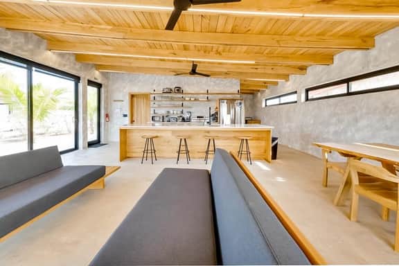 Tranquil waterfront villa with private deck & full kitchen - Image 5