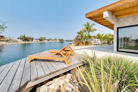Tranquil waterfront villa with private deck & full kitchen - Image 4