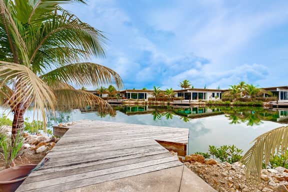 Relaxing villa with private plunge pool, canal views & open layout for families - Image 3