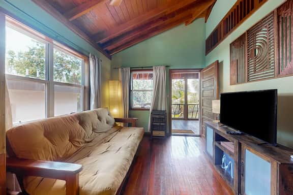 Charming duplex with full Kitchen & WiFi - near dining & stunning attractions - Image 4