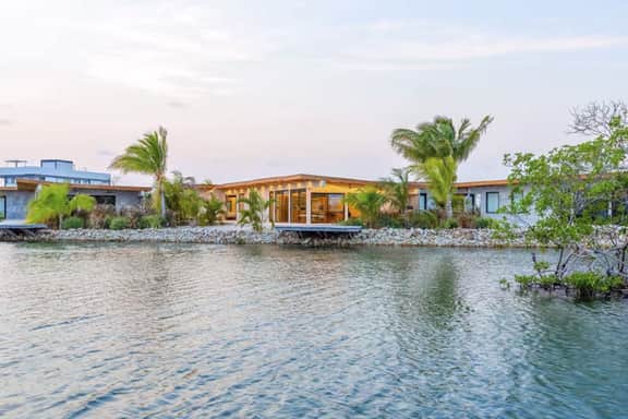 Tranquil villa with water views, private pool, deck dining, WiFi & AC - Image 5