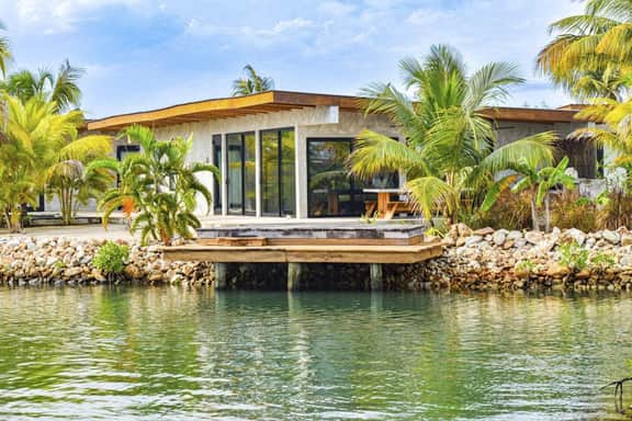 Tranquil villa with water views, private pool, deck dining, WiFi & AC - Image 2