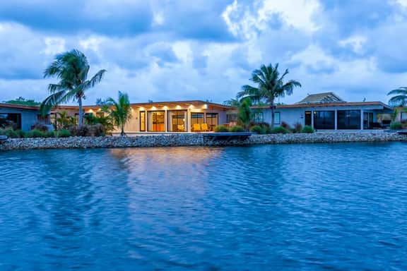 Waterfront villa with splash pool, private terrace, beach access & WiFi - Image 4