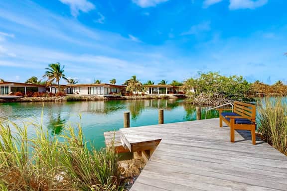 Relaxing lagoonfront villa with private pool, dock, cafe & on-site spa - Image 3