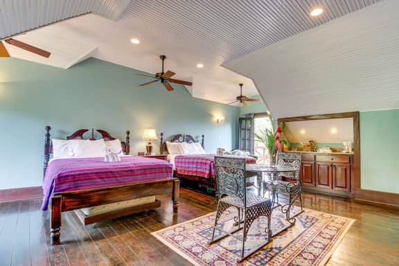 Dog-Friendly Riverfront Suites with Private Pool, Lovely Views, Partial AC & WiFi - Image 4