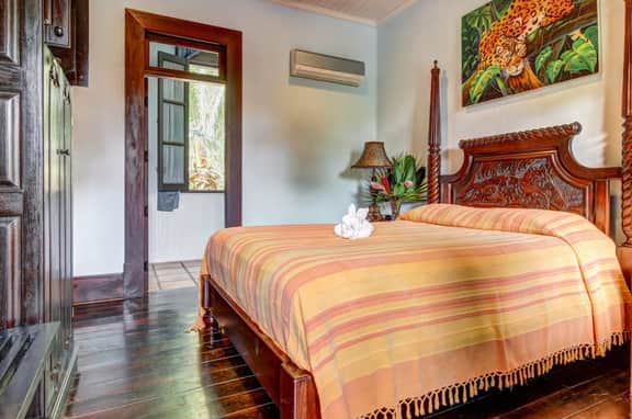 Lovely Suite with Riverfront Location, Pool, WiFi & AC - Image 2
