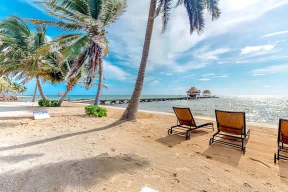 Ocean-view condo with pool, immediate beach access & partial AC - Image 2