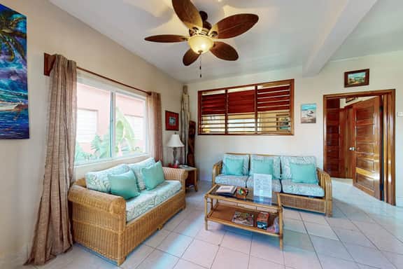 Ocean-view condo with pool, immediate beach access & partial AC - Image 4