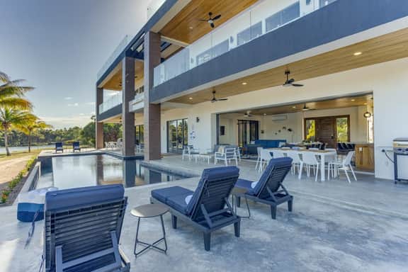 Spacious villa retreat with private pool, rooftop deck, kayaks, and pet-friendly perks - Image 4