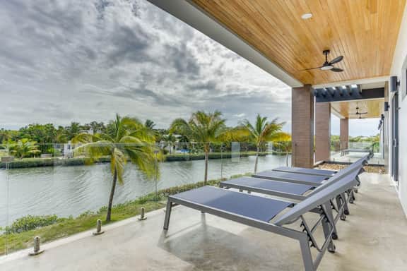 Spacious villa retreat with private pool, rooftop deck, kayaks, and pet-friendly perks - Image 5