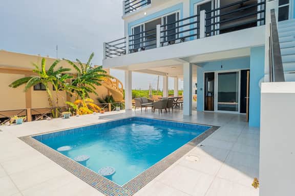 Luxe oceanfront escape with pool, lanais, penthouse suite & ground-floor access - Image 3