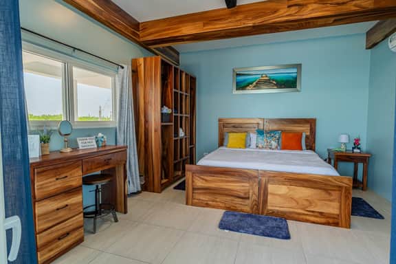 Luxe oceanfront escape with pool, lanais, penthouse suite & ground-floor access - Image 4