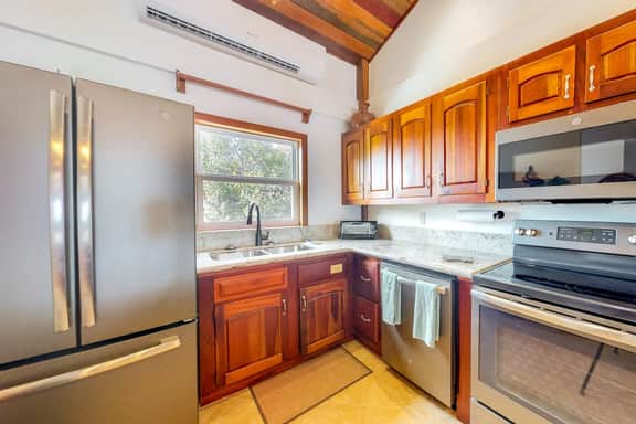 Family-friendly beachfront condo w shared pool & dock, sea view, WiFi & partial AC - Image 5