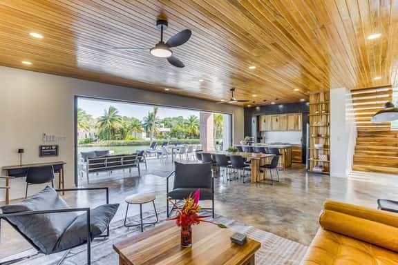 Luxurious villa with infinity pool, rooftop deck, kayaks & lagoon views - Image 5