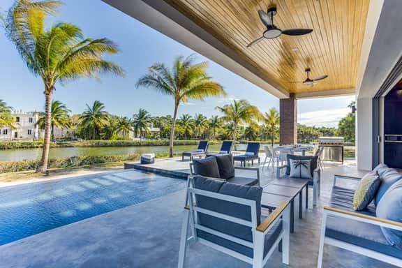 Luxurious villa with infinity pool, rooftop deck, kayaks & lagoon views - Image 3
