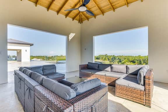 Luxurious villa with infinity pool, rooftop deck, kayaks & lagoon views - Image 4