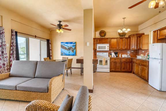 Apartment with WiFi, AC & shared outdoor pool - walk to the beach - Image 2