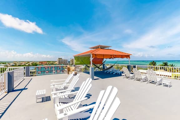 Ideally located apartment w WiFi, partial AC & shared rooftop - steps to the sea - Image 1