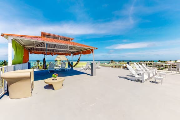 Apartment mere steps from the ocean with WiFi, partial AC, and a shared rooftop - Image 1