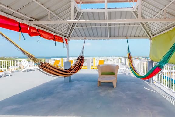 Apartment steps from the beach w amazing rooftop view - walk to town - Image 1