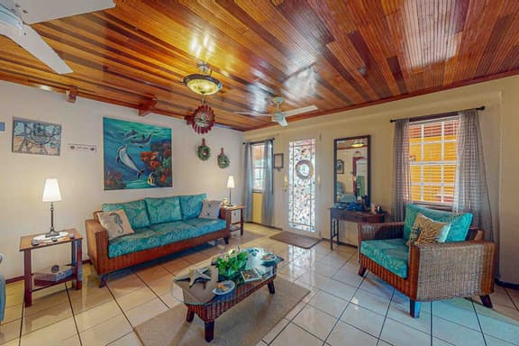 Family-friendly suite with beach access, Netflix, balcony & pool - Image 1