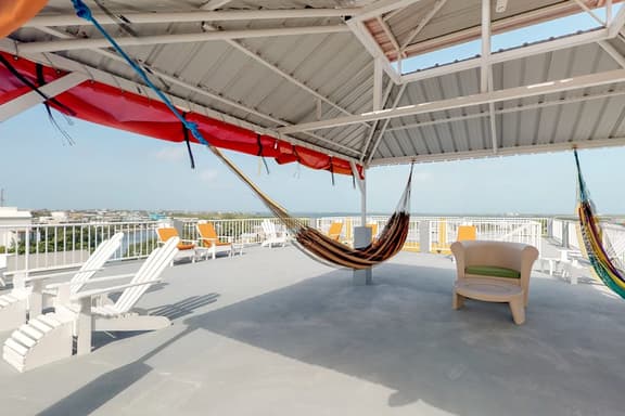 Charming apartment w amazing rooftop view, WiFi & partial AC - walk everywhere - Image 1
