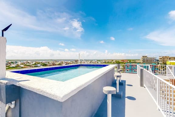 Inviting apartment w WiFi & partial AC - steps from the ocean, walk everywhere - Image 1