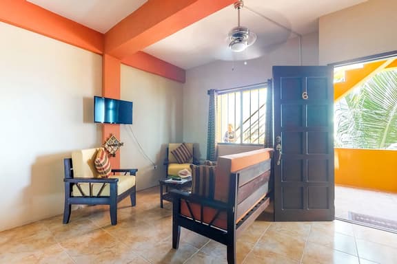 Family-friendly condo with WiFi & partial AC, located just steps from the ocean - Image 1