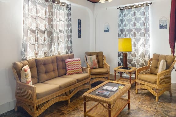 Apartment w pool, garden view, WiFi, partial AC - 1 block to the sea - Image 1