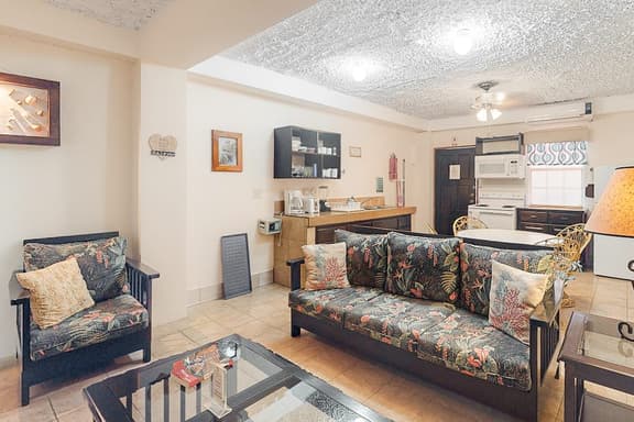 Homey suite in town w WiFi, partial AC, shared pool & veranda - walk to beach - Image 1