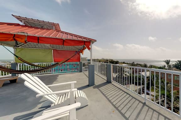 Charming apartment with ocean views from the rooftop, free WiFi & partial AC - Image 1
